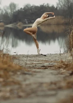 Dansebutikken Balletplakat med balletdanser ved smuk sø