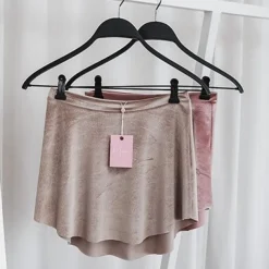 Dame Dansebutikken Camel farvet pull on velour skørt fra Mara Dancewear