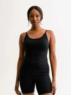 Dame Dansebutikken Drop of Mindfulness Izzy rib kort jumpsuit i sort