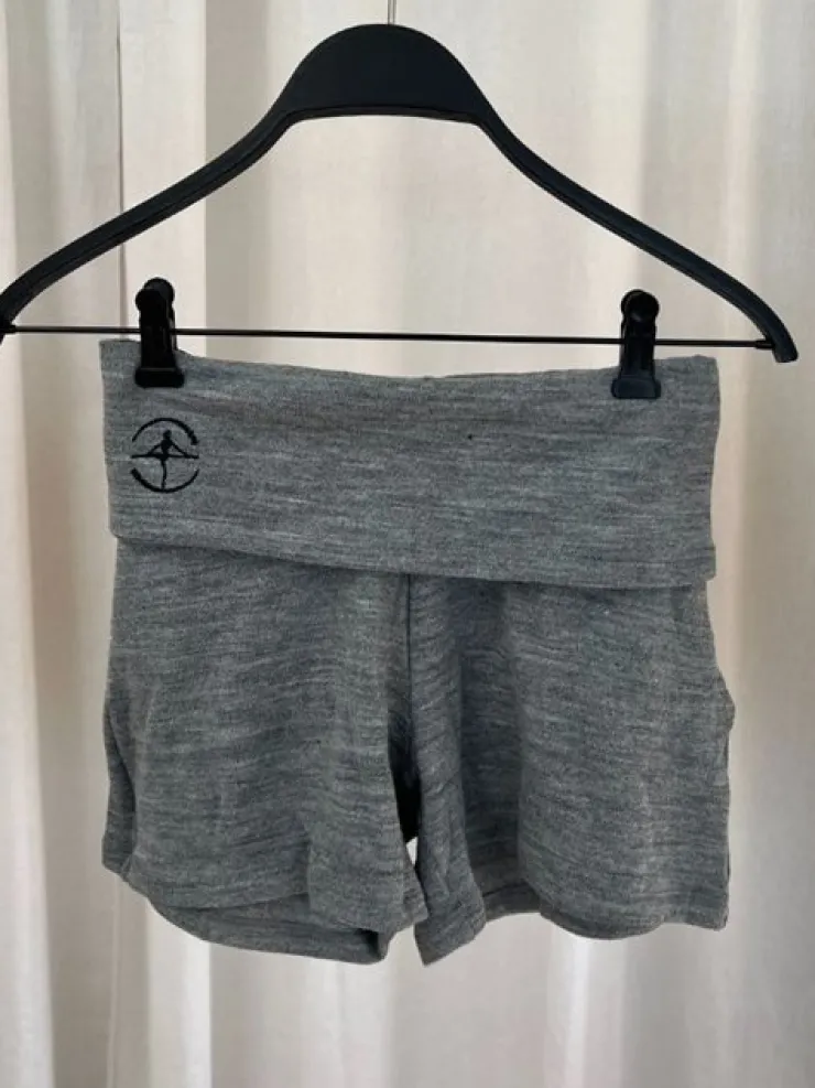 Dame Dansebutikken Grå strik shorts til teen og damer Wear Moi