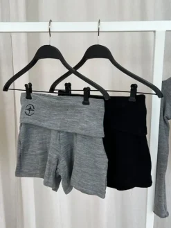 Dame Dansebutikken Grå strik shorts til teen og damer Wear Moi