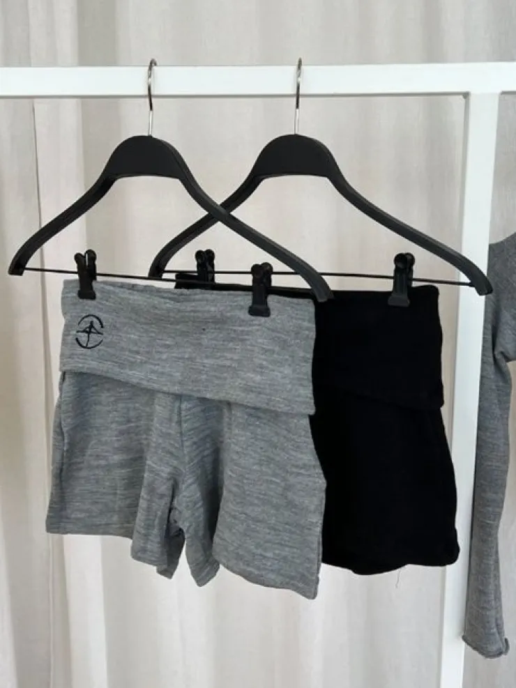 Dame Dansebutikken Grå strik shorts til teen og damer Wear Moi