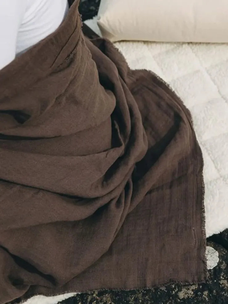 Dansebutikken Simple Days yogasjal i mørkebrun
