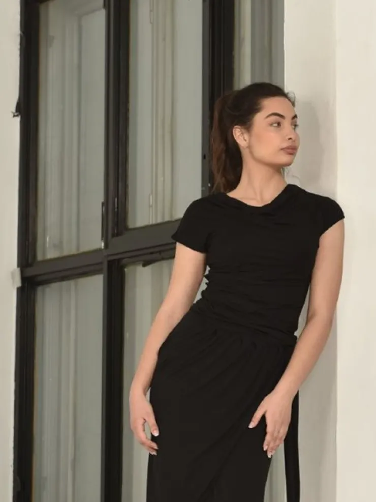 Dame Dansebutikken Sort bluse med vandfalds hals og korte ærmer Danceverywear